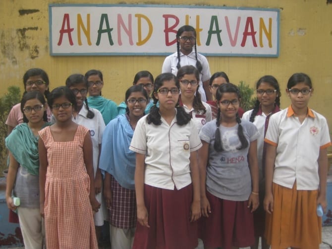 Las niñas de Anand Bhavan en el oculista